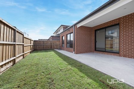 5 BEDROOM FAMILY HOME - Photo 2