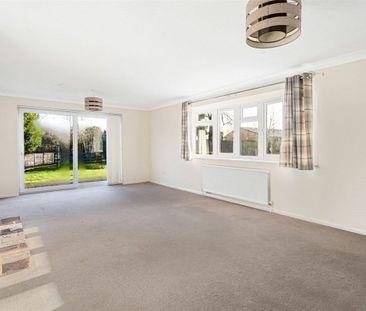 A 4-bedroom detached family home with a well proportioned rear gard... - Photo 1