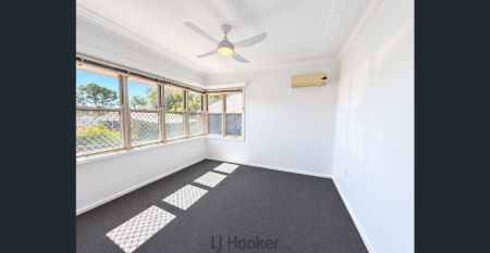 Spacious Five-Bedroom Family Home with Freshly Updated Interiors! - Photo 5