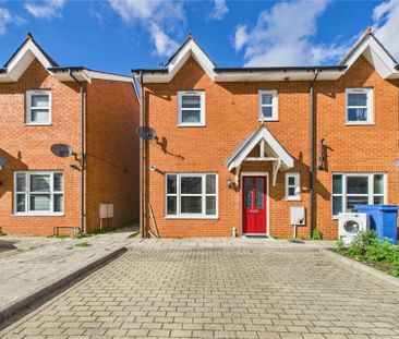 3 bedroom House in Hawthorn Court, Farnborough - Photo 1