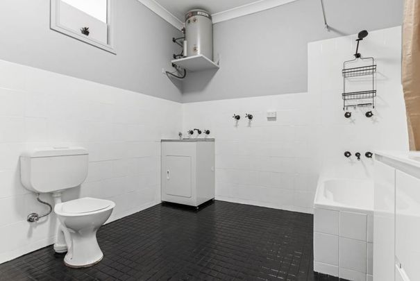 Coastal Convenience - Quiet Top-Floor Living - Photo 1