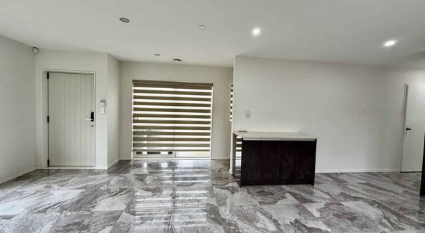 Modern 4-Bedroom, 3-Bathroom Townhouse in Mangere - Photo 1