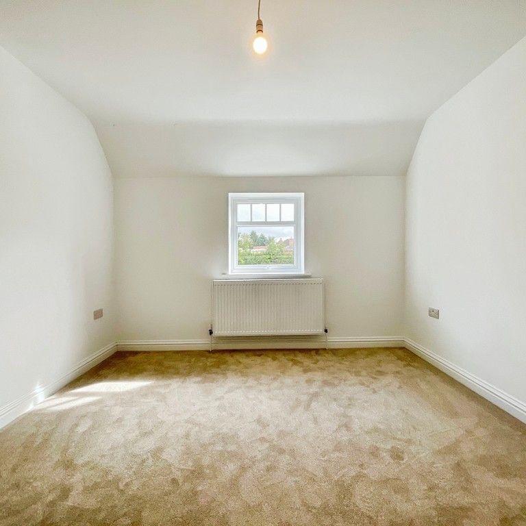 4 bedroom Detached House to let - Photo 1