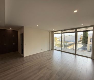 Quality Apartment in Mawson Central - Photo 2