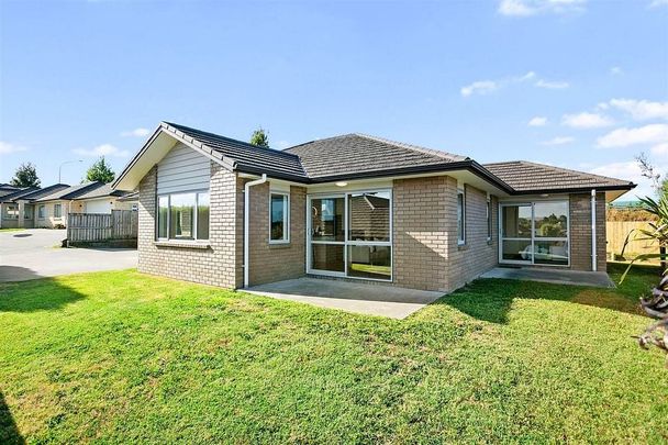 Modern home recently refreshed - Photo 1
