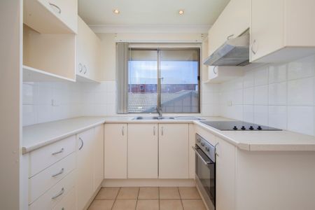 Tidy 2 Bedroom with Air Conditioning - Photo 2