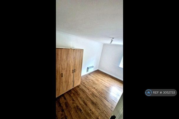 3 bedroom flat to rent - Photo 1