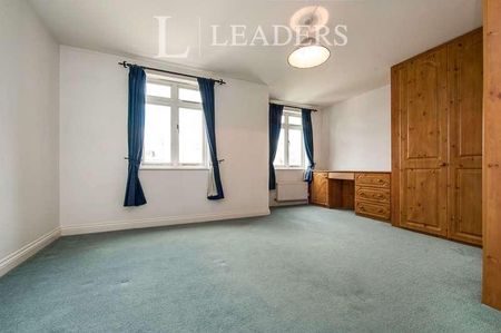 Beaufort Court, Cirencester, GL7 - Photo 2