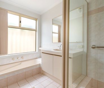 Spacious family home opposite parklands - Photo 5