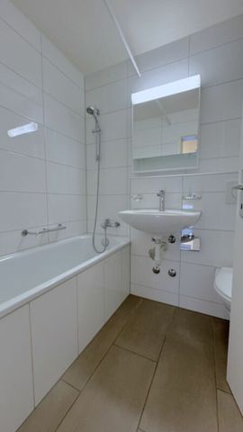 Modern 3-bedroom apartment in La Chaux-de-Fonds – Ideal for student & first occupation after complete renovation - Photo 4