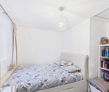 Burdock Close, Lightwater, Surrey, GU18 - Photo 2