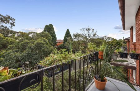 STUNNING HOME IN PRIME LOCATION - Photo 3