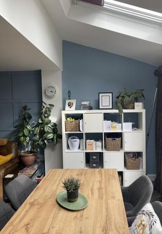 Double room in a quiet family home. driveway parking. 5 mins from Junction 5 of M3. Sole use of bathroom. Lady host plus friendly older Labrador, lady lodger preferred - Photo 3