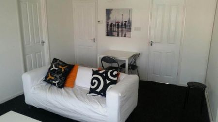 2 bedroom flat to rent - Photo 4