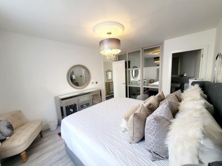 4 bedroom semi-detached house to rent - Photo 5