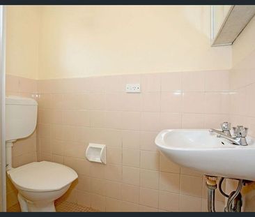 STUDIO UNIT : Conveniently located & well kept studio, ideal for th... - Photo 2