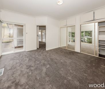 Large Family Home freshly painted throughout with new carpets and b... - Photo 3