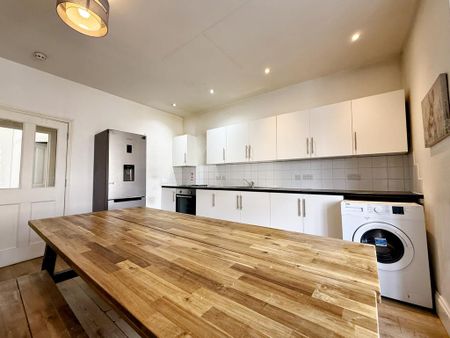 5 bedroom flat to rent - Photo 2