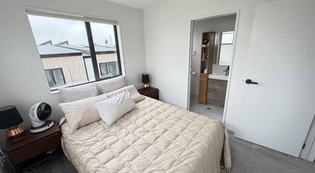 Modern Family Living in the Heart of Mount Wellington! - Photo 2