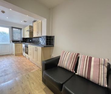 4 bedroom semi-detached house to rent - Photo 2