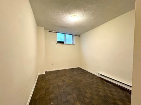 For Lease - 570 Eglinton Avenue Unit# 4, Toronto, Ontario - Photo 3