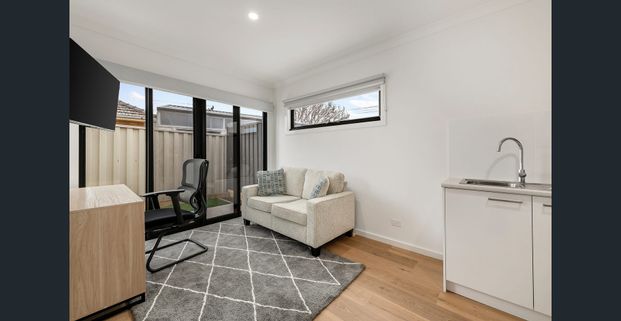 Fully Furnished Ensuite Room, Purpose-Built Shared Living – SINGLE OCCUPANTS ONLY - Photo 1