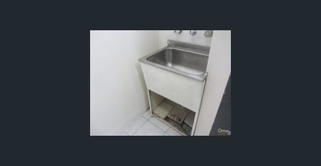 Spacious second floor unit - Photo 2