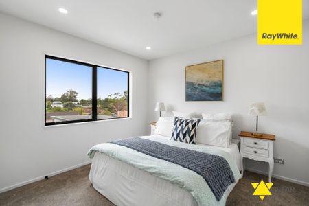 Elegant Three-Level Townhouse with Stunning Views in West Harbour - Photo 4