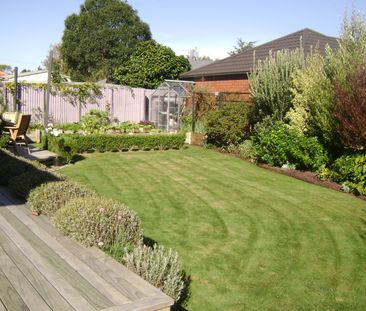 Charming Cottage in the Heart of Lincoln - Photo 4