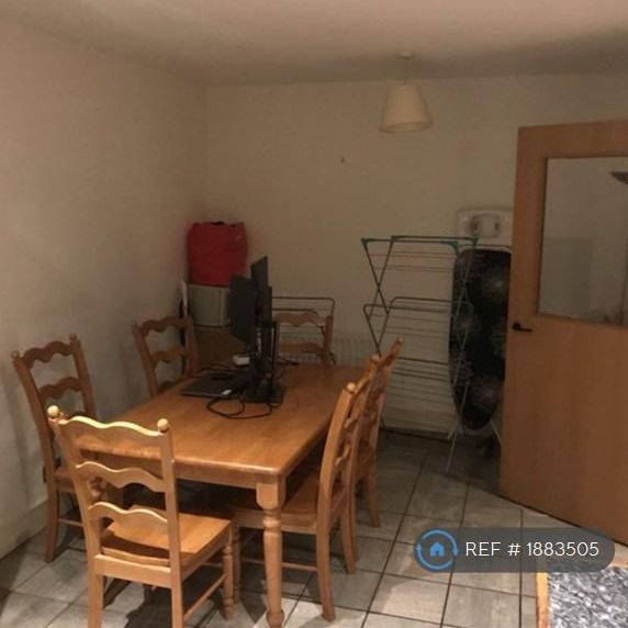 1 bedroom in a flat share to rent - Photo 1