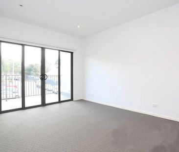 Huge Apartment Located in a Quiet Boutique Block - Photo 3