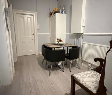 4 Bed Flat, Ambleside Avenue, SW16 - Photo 2