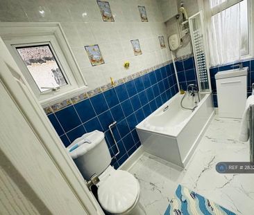 3 bedroom semi-detached house to rent - Photo 3