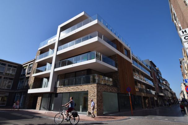 Mooi instapklaar appartement op het tweede verdiep met zicht op het pittoreske kerkplein. Midden in het commercieel centrum en op wandelafstand van de zee. - Foto 1