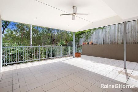 Chic 3 Bedroom Apartment with Two Levels of Living - Photo 4