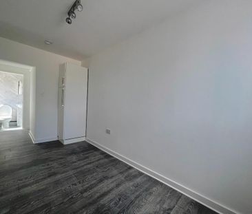 5 bedroom end of terrace house to rent - Photo 3