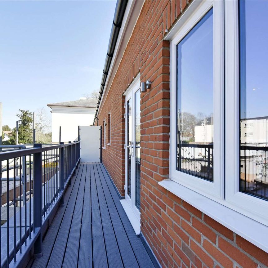 A beautifully present one bedroom first floor apartment, located off the High Street and with one allocated parking space. - Photo 1