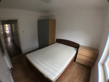 3 bedroom flat to rent - Photo 5