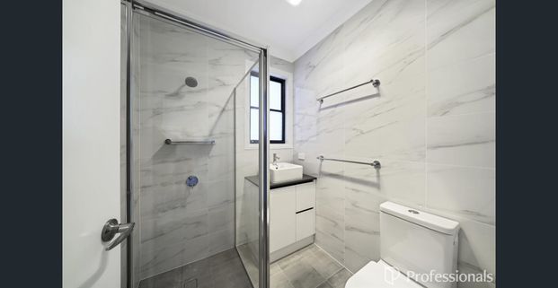 2 Bedroom Flat + Garaging! - Photo 1