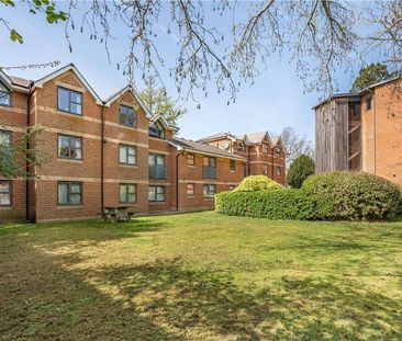 A top floor two double bedroom unfurnished apartment situated north... - Photo 3