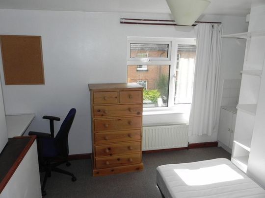 1 bedroom in a house share to rent - Photo 1