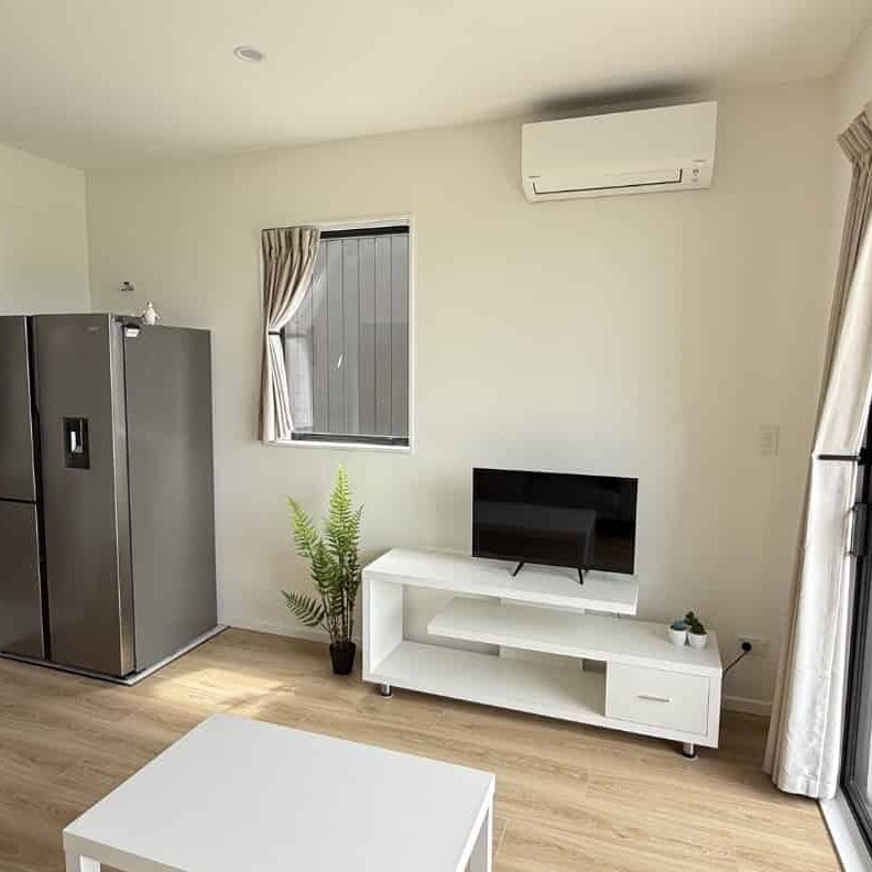 2.5 Bedroom, 1.5-Bathroom Fully Furnished Home in Clendon Park - Photo 1