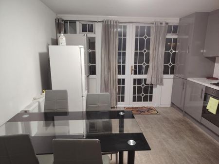 1 bedroom in a house share to rent - Photo 2