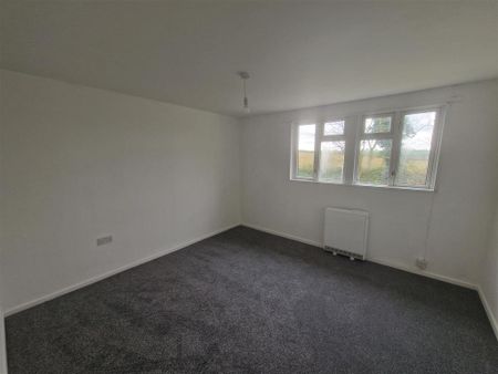 3 bedroom detached bungalow to rent - Photo 2