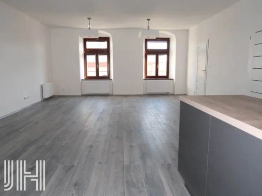 Pronájem opraveného bytu 2+kk na náměstí s možností parkování - Photo 1