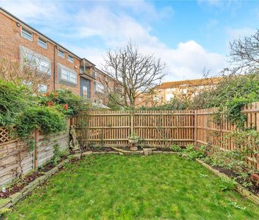 A well-presented four bedroom house in Thorney Crescent. - Photo 4