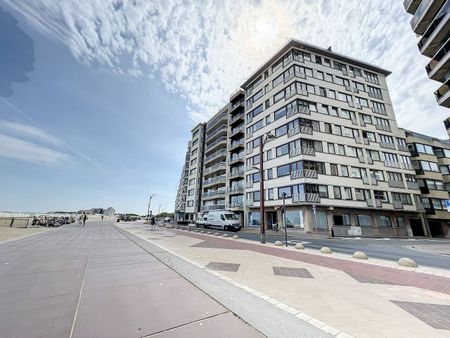 Gerenoveerd twee slaapkamer appartement met zijdelings zeezicht. - Photo 3