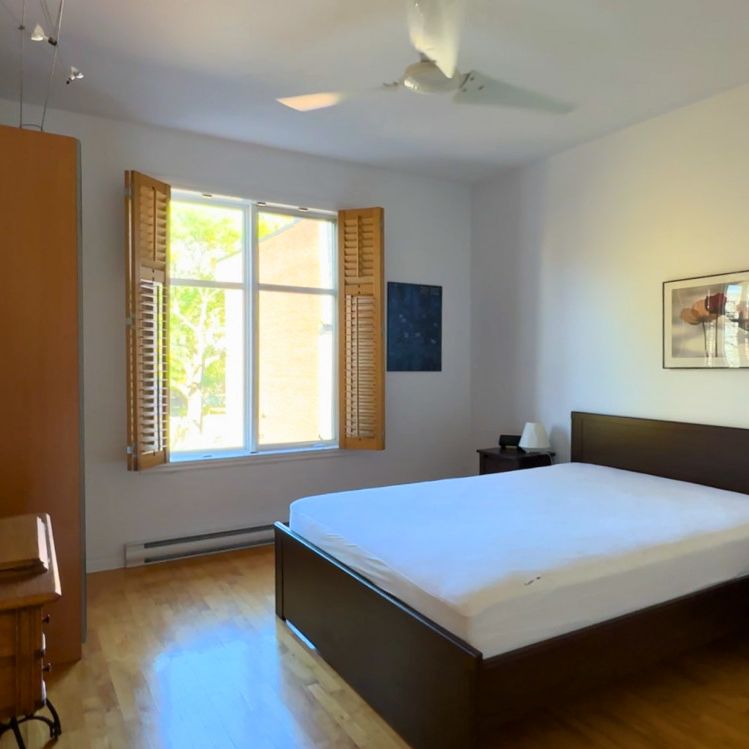 Superbe condo de 1000 p.c. avec 1 chambre et 1 bureau, offert en location complètement meublé, situé dans le secteur du marché Atwater. - Photo 1