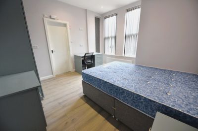 3 bedroom Flat in Flat 2, Leeds - Photo 2