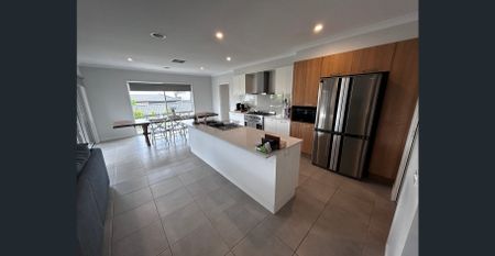 Modern and Spacious 4-Bedroom Home - Photo 4